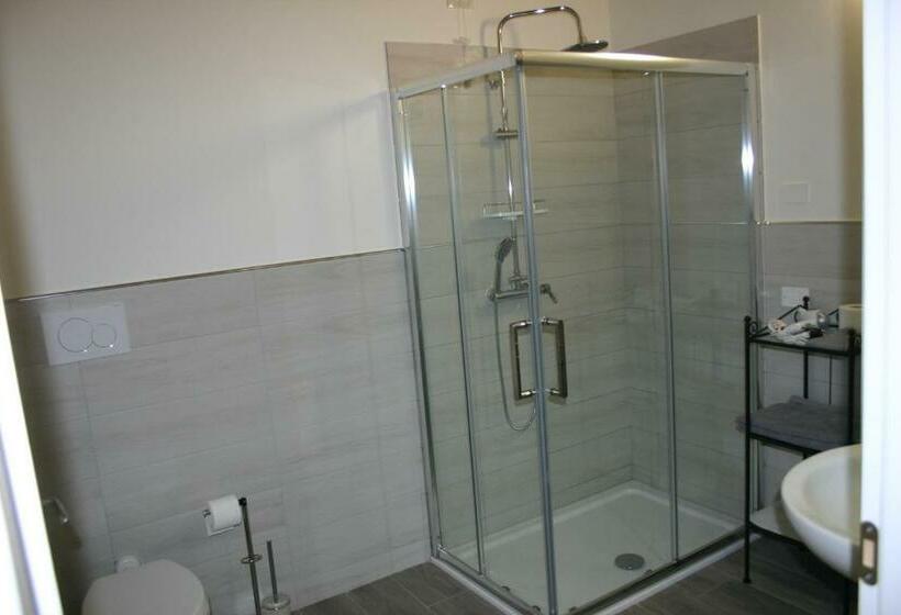 اتاق لوکس با تخت بزرگ, Via Venezia Accomodating Solutions
