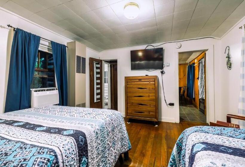 בקתה, Log Cabin Motor Court