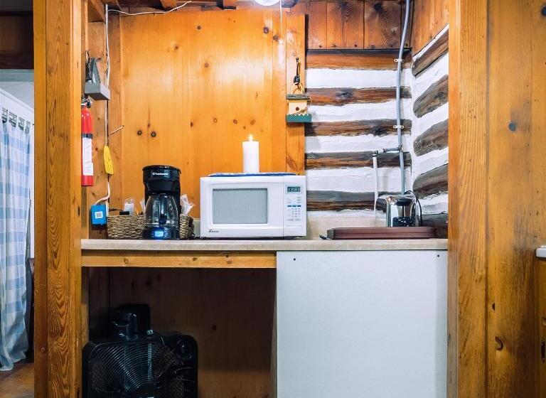 בקתה, Log Cabin Motor Court