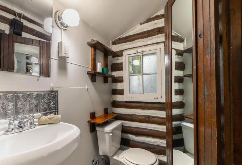בקתה, Log Cabin Motor Court