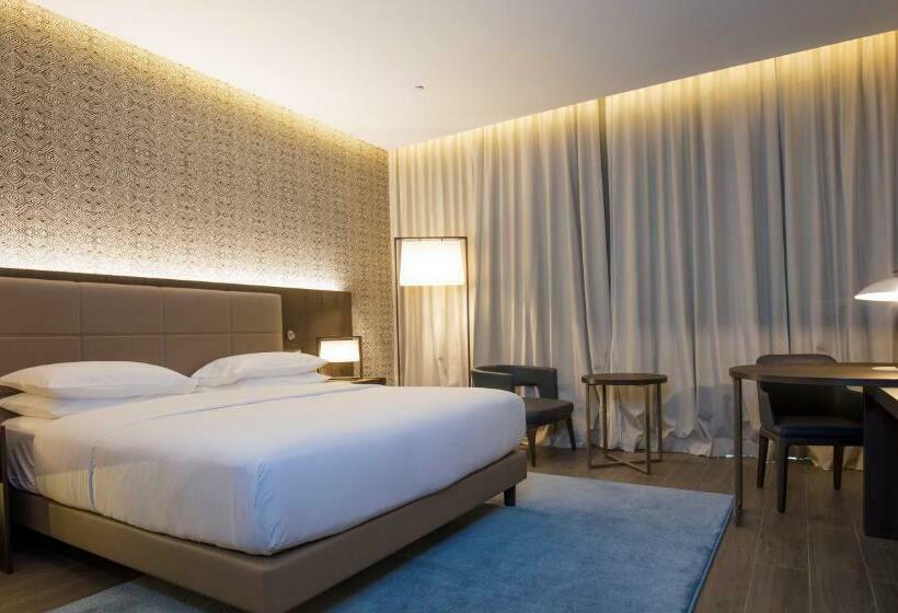 اتاق سوپریور با چشم‌انداز, Doubletree By Hilton Pointenoire
