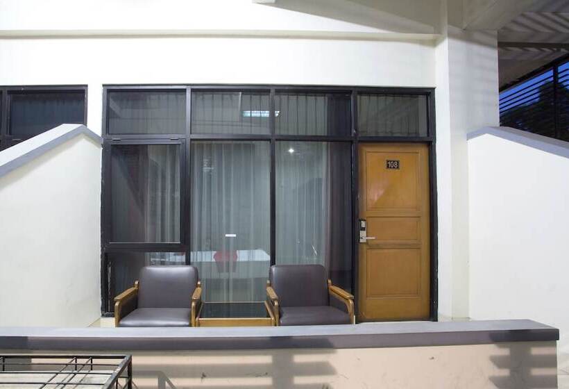 Номер Стандарт, Reddoorz @ Surapati