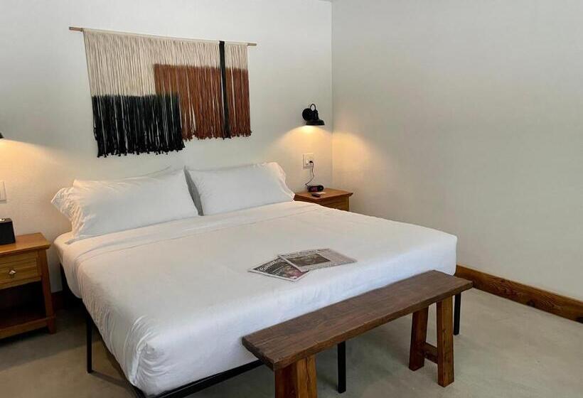 מיטת קינג בסוויטה, Blanco County Inn & Guesthouses