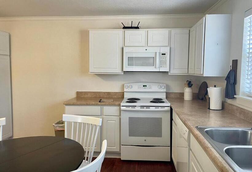 Villa 2 Quartos, Blanco County Inn & Guesthouses