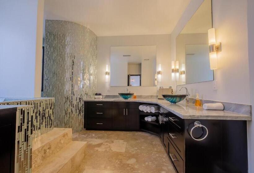 سوییت لوکس, Diamante Beachfront Suites