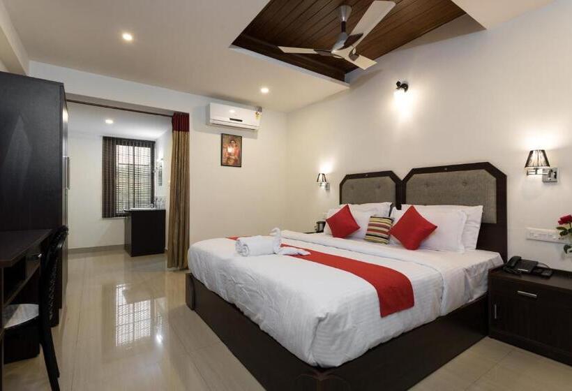 Номер Deluxe, Enroute Thekkady