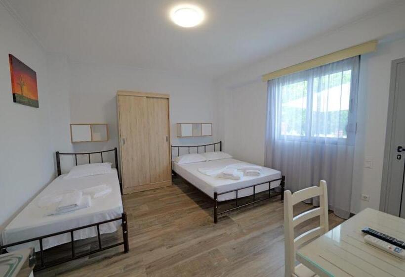 标准三人间, Eduard Lagji Apartament