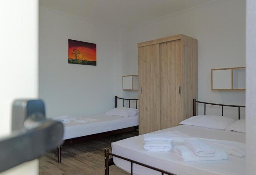标准三人间, Eduard Lagji Apartament