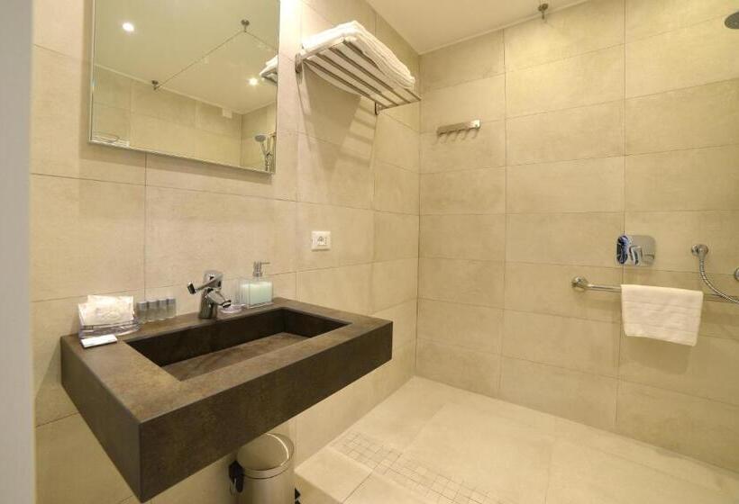 اتاق لوکس با چشم‌انداز باغ, Villa Miki