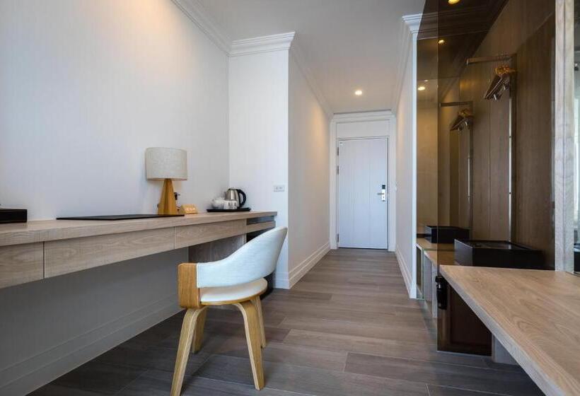 اتاق لوکس با چشم‌انداز دریا, Brighthouse