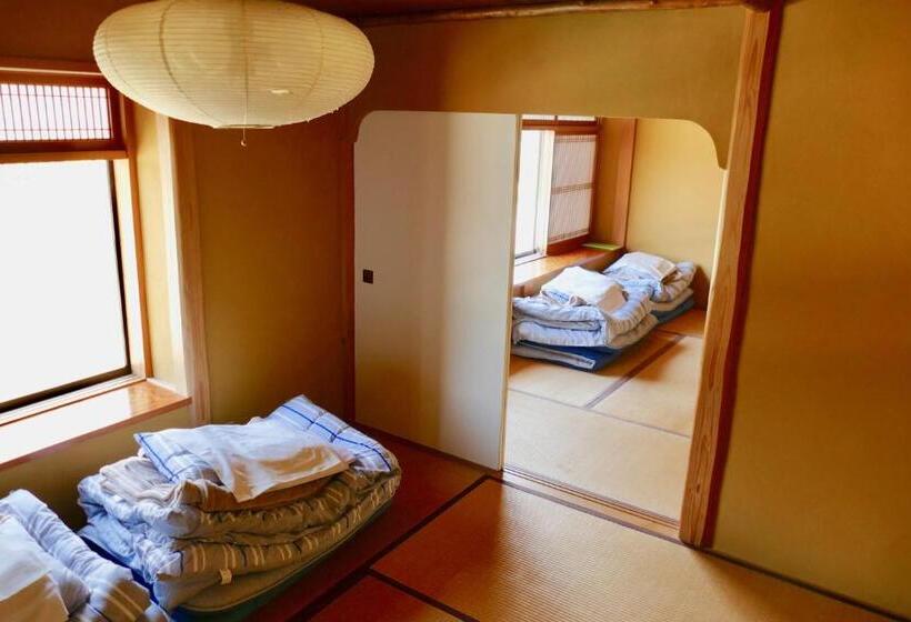 غرفة عائلية مطلّة علي الجبل, Fwa Guest House