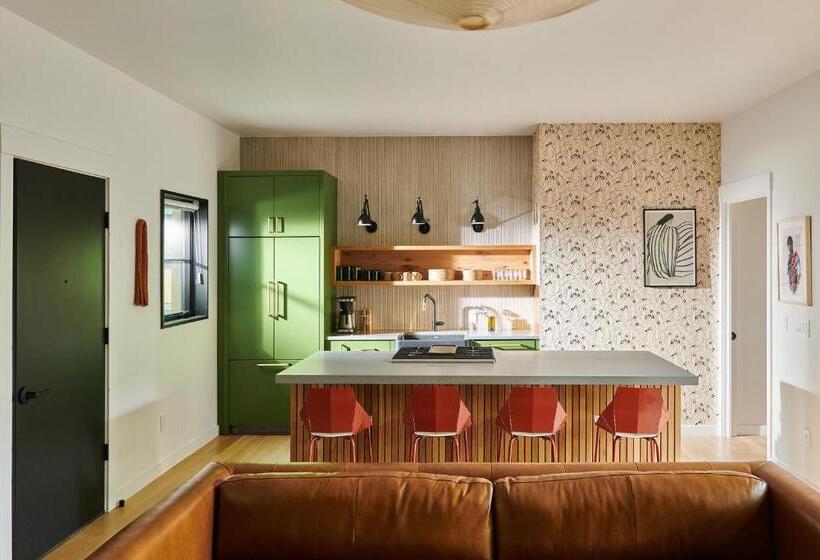 デラックスの４人部屋, Woodstock Way