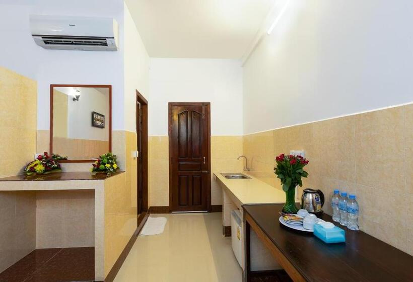 غرفة قياسية مزوَّدة بشُرفة, Botoum Hostel