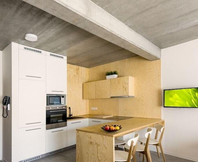 استودیوی لوکس, Residence Trafick
