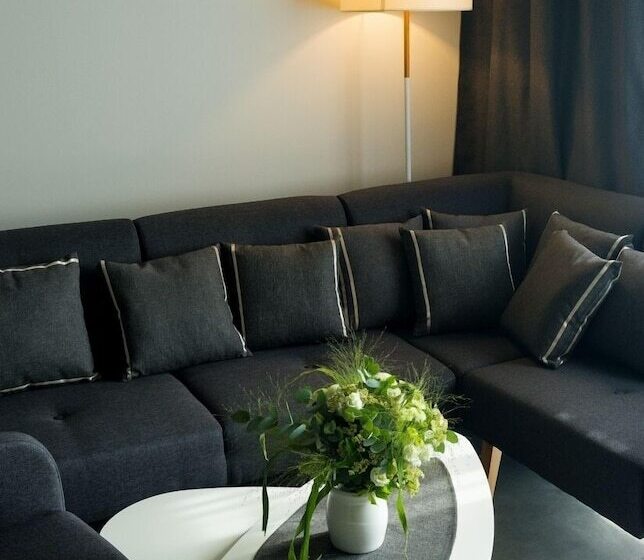 استودیوی لوکس, Residence Trafick
