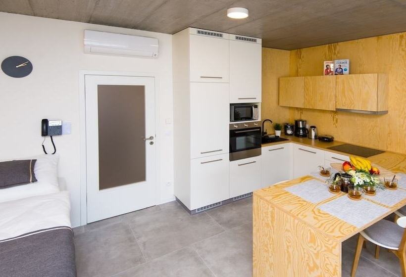 استودیوی سوپریور, Residence Trafick