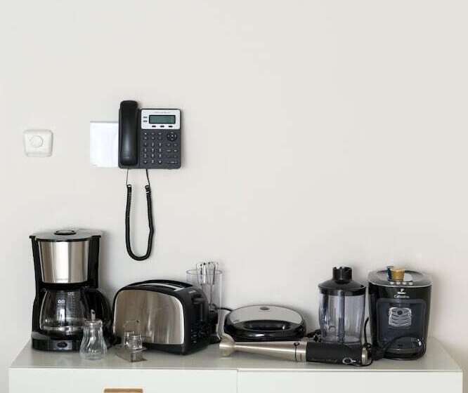 استودیوی استاندارد, Residence Trafick