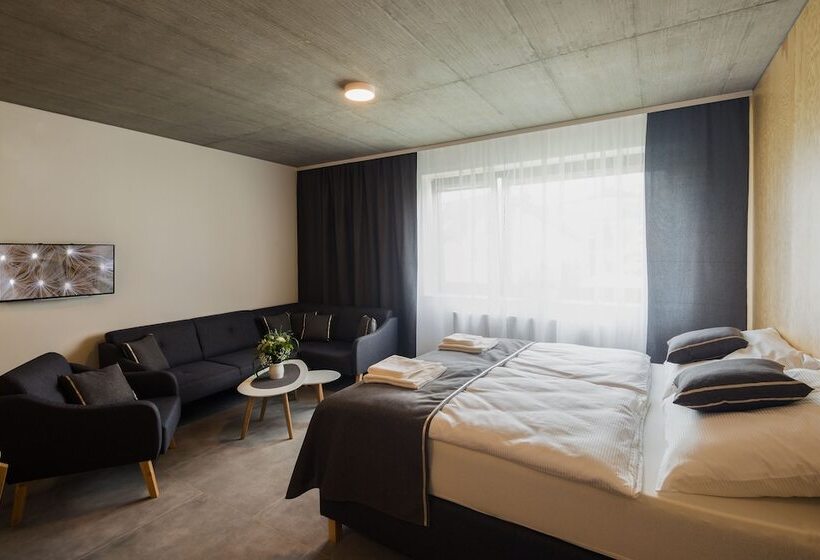استودیوی استاندارد, Residence Trafick