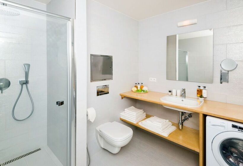 استودیوی استاندارد, Residence Trafick