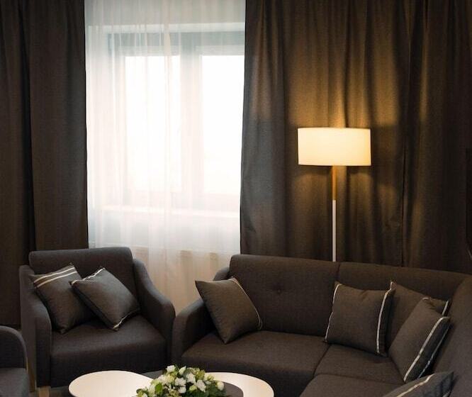 استودیوی سوپریور, Residence Trafick
