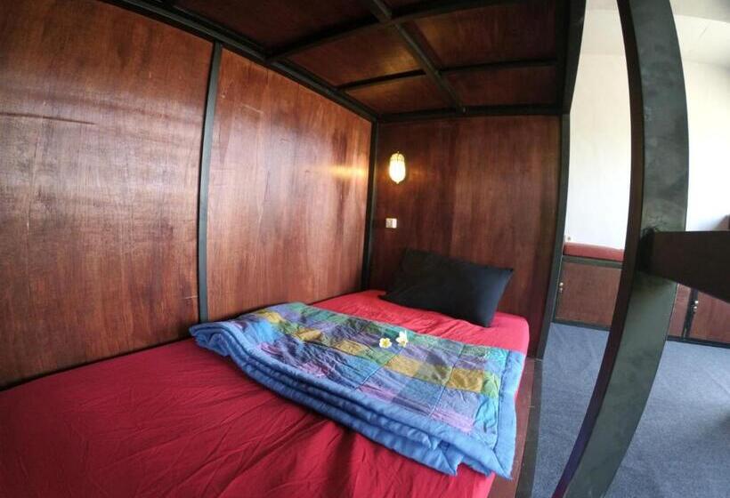 标准四人间共用浴室, Local Hostel Amed