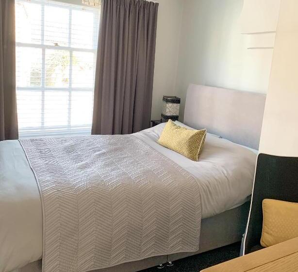 غرفة قياسية فردية, The Traveller's B&b