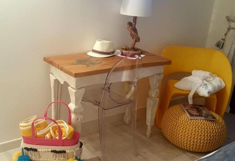 اتاق لوکس با بالکن و چشم‌انداز دریا, Geco Di Giada Art Suites   Adult Only