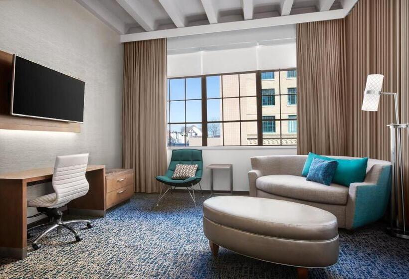 스위트 킹사이즈 침대, Courtyard By Marriott Cape Girardeau Downtown
