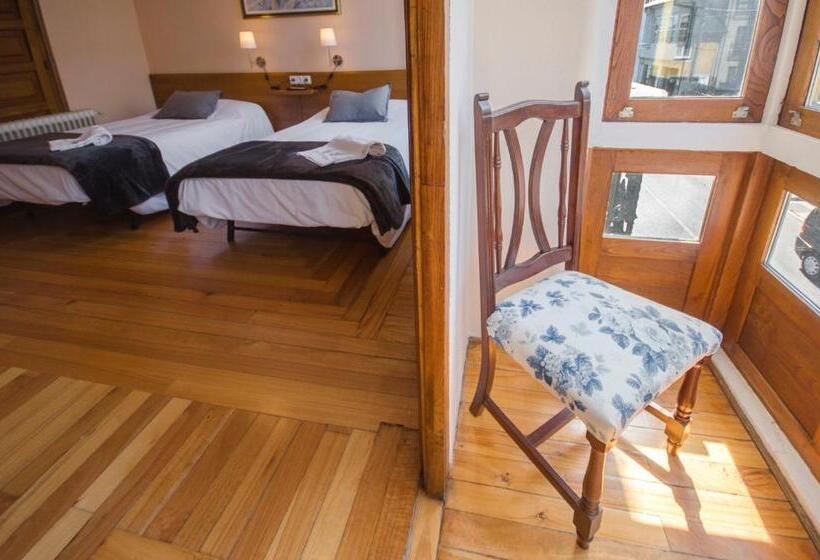 غرفة قياسية ثلاثية مزودة بشرفة, La Posada De La Casona De Sarria
