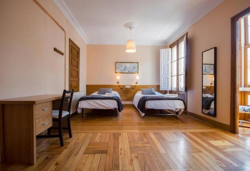 اتاق استاندارد سه تخته با بالکن, La Posada De La Casona De Sarria