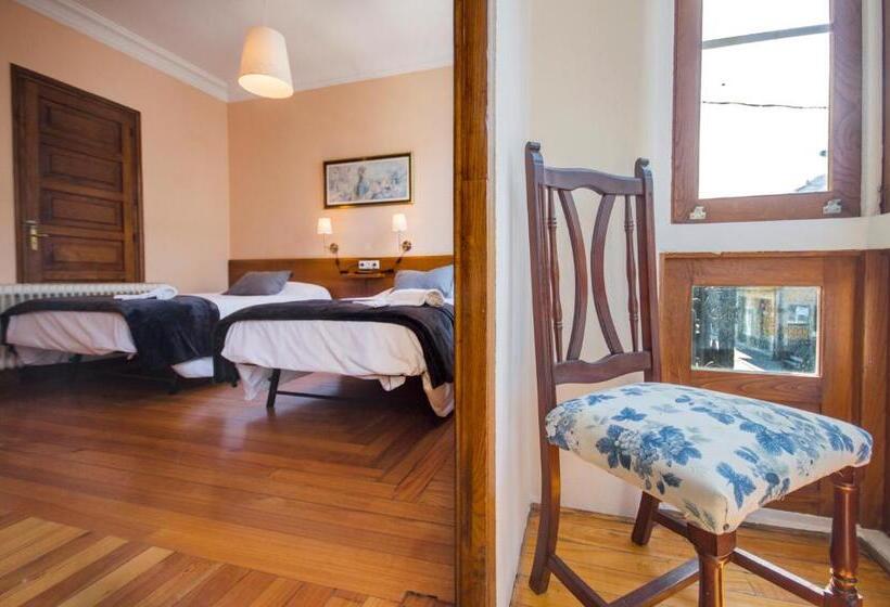 غرفة قياسية ثلاثية مزودة بشرفة, La Posada De La Casona De Sarria