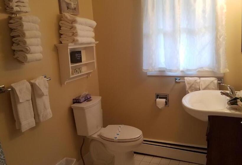 Suite with lake view, Highland Lake Resort