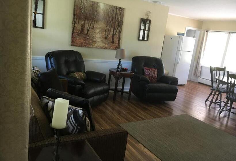 Suite with lake view, Highland Lake Resort