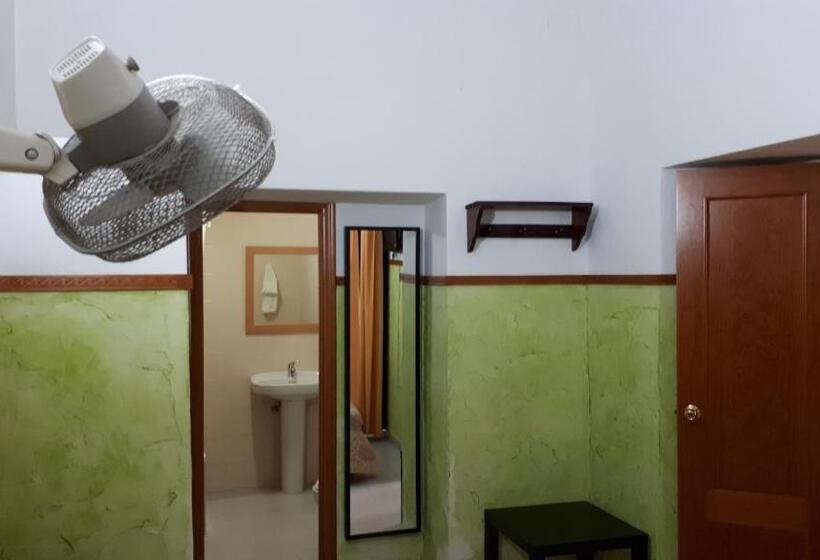 اتاق اقتصادی داخلی, Hostal Manolo
