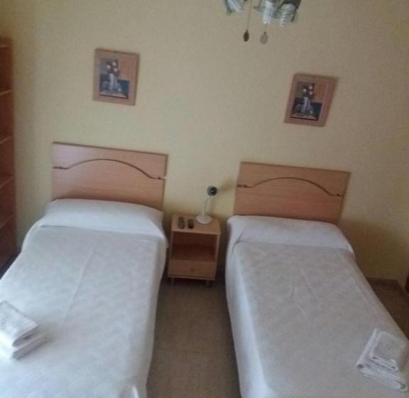 Трехместный Номер Стандарт Совместная Ванная, Hostal Jose Luis