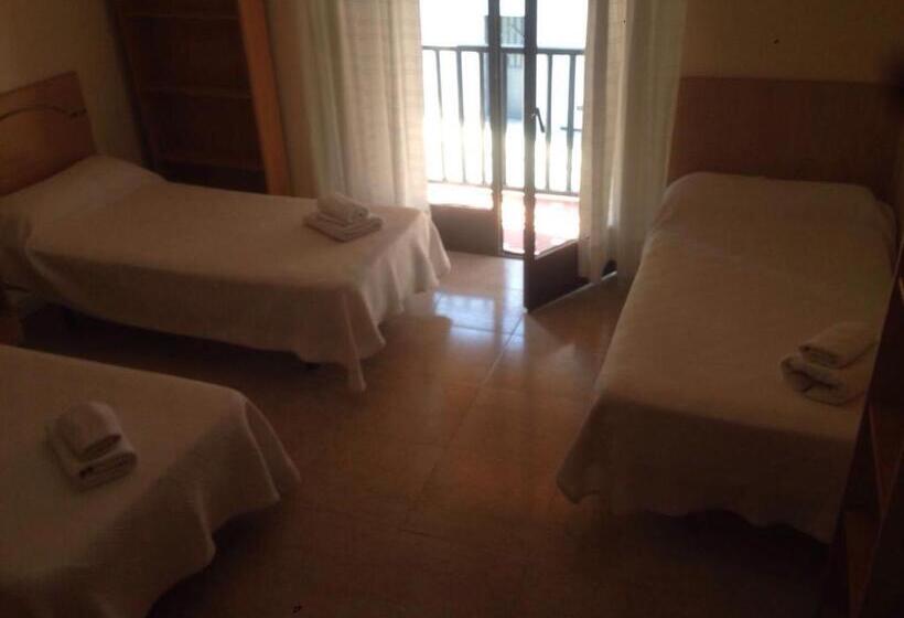 Четырехместный номер эконом класса с общей ванной комнатой, Hostal Jose Luis