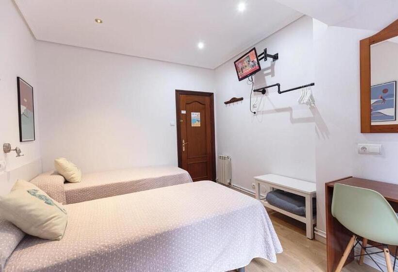带共用浴室的标准房间, Pension Angelines, Sneuu Hostel Santander