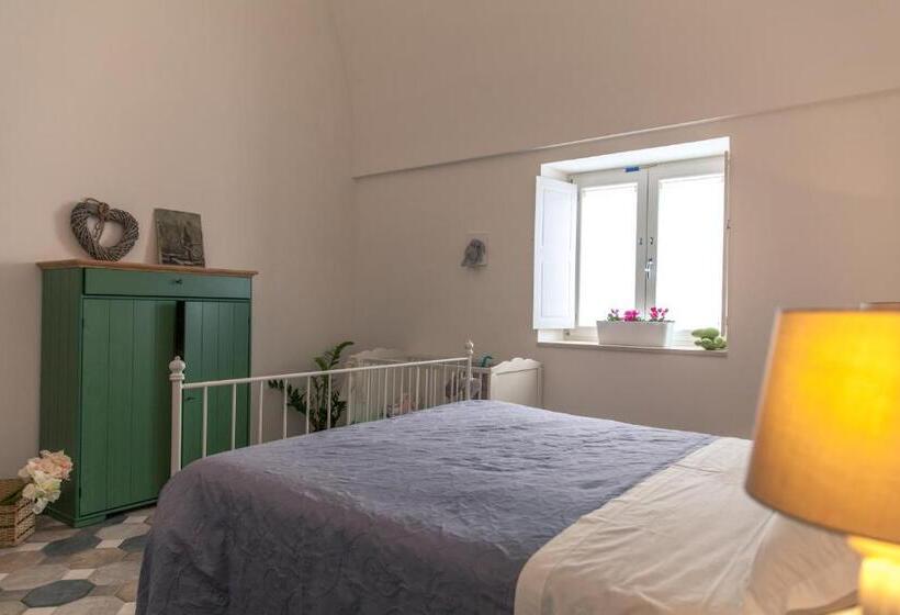 اتاق استاندارد چهارنفره با چشم‌انداز باغ, Marinella Suite Home