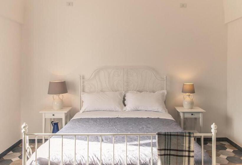 اتاق استاندارد چهارنفره با چشم‌انداز باغ, Marinella Suite Home