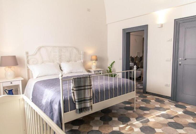 اتاق استاندارد چهارنفره با چشم‌انداز باغ, Marinella Suite Home