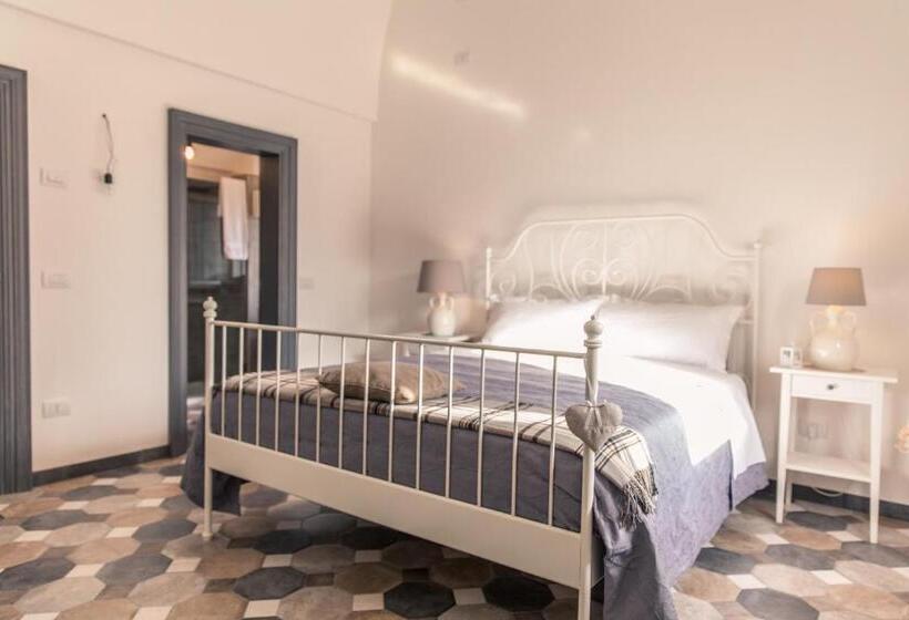 اتاق استاندارد سه تخته با چشم‌انداز باغ, Marinella Suite Home