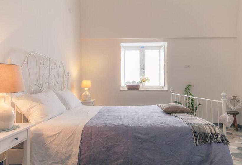 اتاق استاندارد سه تخته با چشم‌انداز باغ, Marinella Suite Home