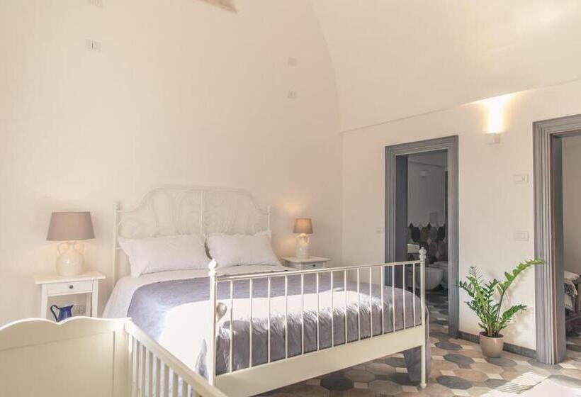 اتاق استاندارد چهارنفره با چشم‌انداز باغ, Marinella Suite Home