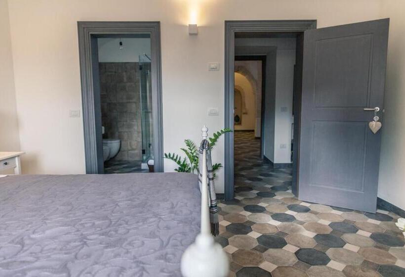 اتاق استاندارد چهارنفره با چشم‌انداز باغ, Marinella Suite Home