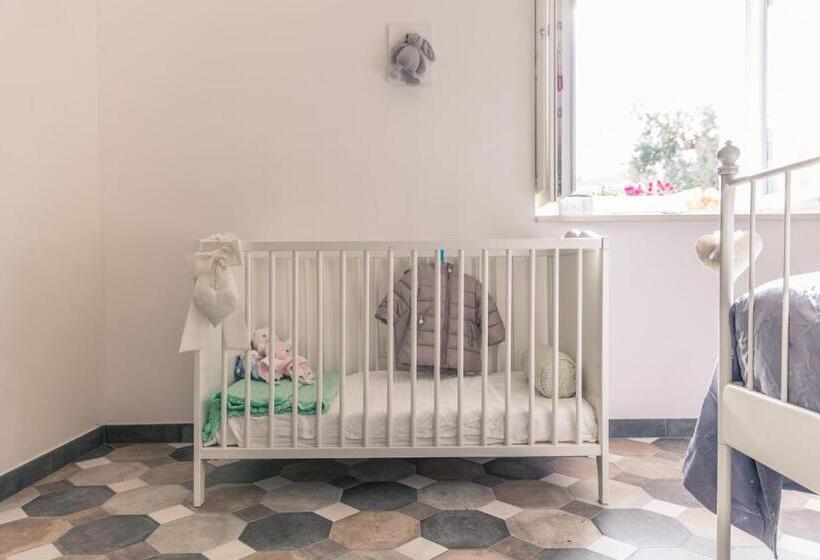اتاق استاندارد چهارنفره با چشم‌انداز باغ, Marinella Suite Home