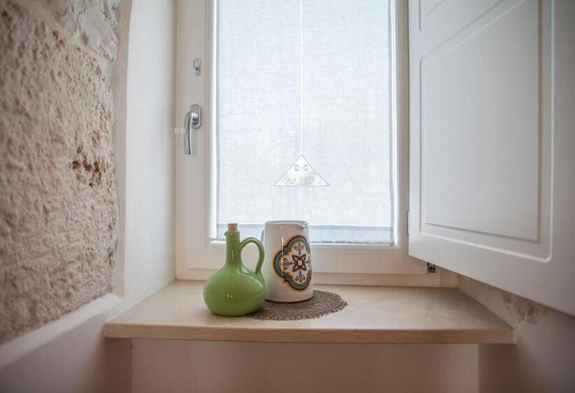 اتاق استاندارد چهارنفره با چشم‌انداز باغ, Marinella Suite Home