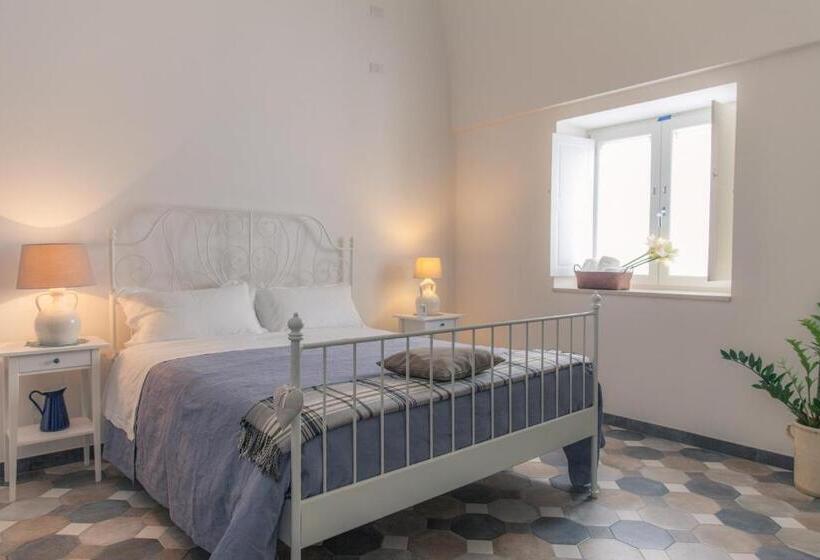 اتاق استاندارد سه تخته با چشم‌انداز باغ, Marinella Suite Home