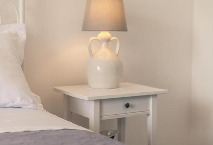 اتاق استاندارد سه تخته با چشم‌انداز باغ, Marinella Suite Home