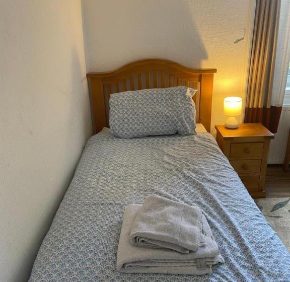 标准单人间, Strathallan B&b