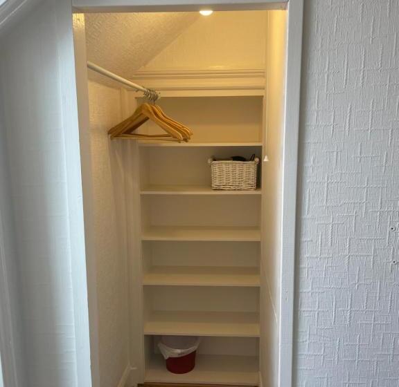标准单人间, Strathallan B&b